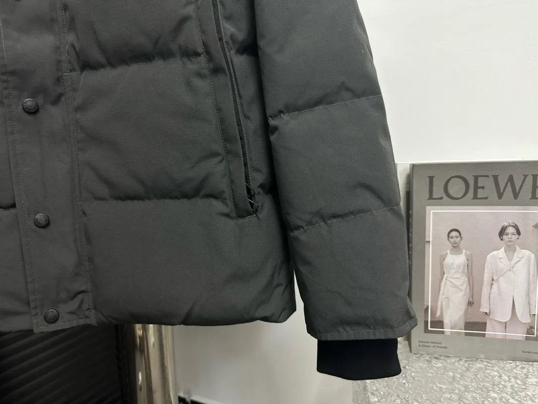 P780 [canada goose wyndham] 29 parka down jackets. The fabric is as soft and hard as the original. It can be restored by kneading at will (fabric misunderstanding: fabrics with high hardness are not waterproof. Only those who buy the latest authentic version this year will notice the softness and comfort of the fabric). The down is synchronized with the authentic white duck down. It is fluffy and not clumps. The electronically controlled down filling machine is filled with down. The zipper is customized with authentic ykk military grade copper core zipper puller. The high-hardness, non-stuck fur collar is made from original and custom-made western Canadian coyote skin. All workmanship and wiring are controlled by workers with more than ten years of service. They must be horizontal and vertical, and no crookedness is allowed. The wiring density inside is more sophisticated. Fighters in the world 29 battle all kinds of world products. Size: XS-XXL
